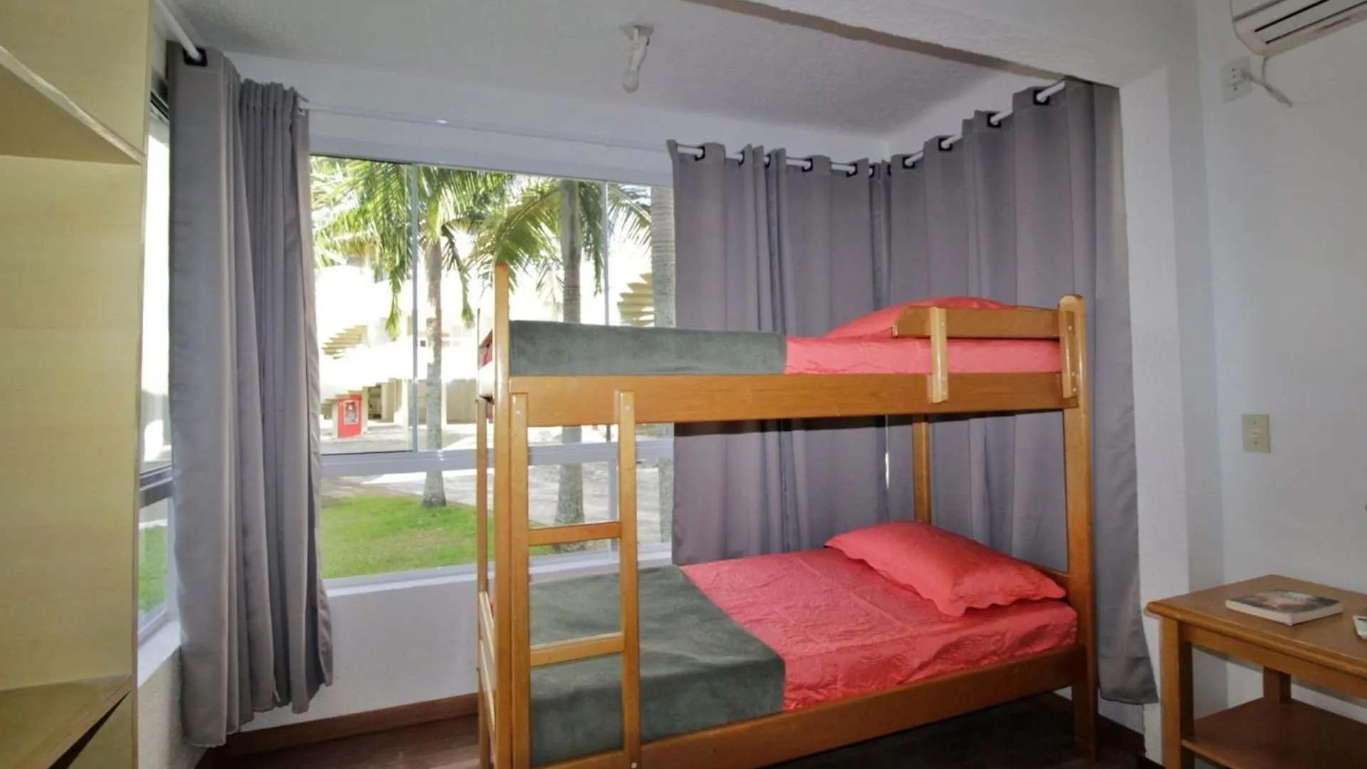 1031 - Apartamento Para Locacao Em Bombinhas - Residencial Solar Das Bromelias Apto 157